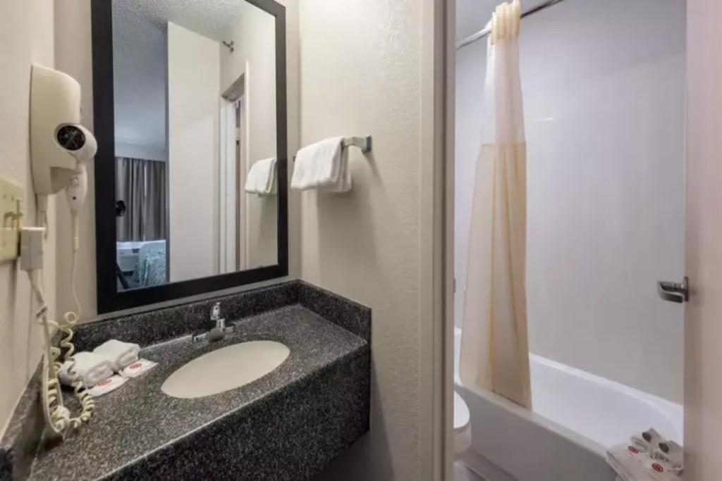 HomeTown Inn by Red Roof East Syracuse