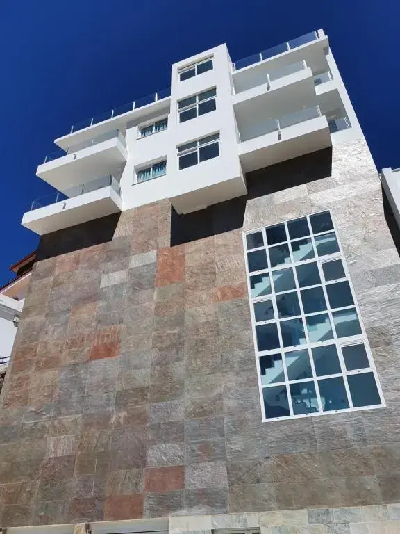 Billys Marina 360 with pool access