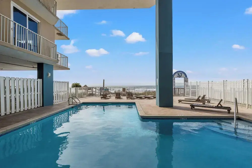 Grandview Oasis! 3BR 2BA Sleeps 9! Gulf-front Tranquility Beckons!