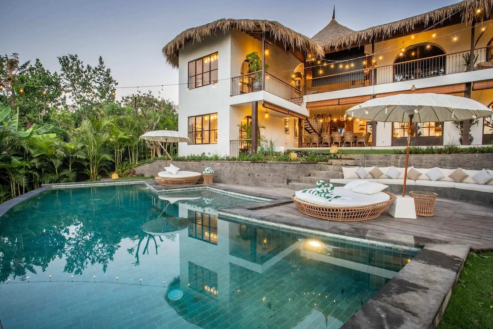 Majestic Private Villa, 6 BR, Canggu With Staff
