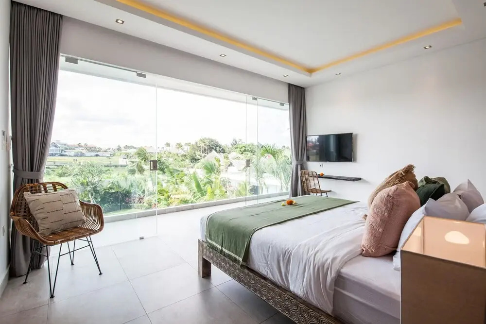 Captivating Villa Walk to the Beach