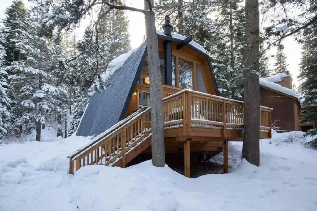 Zephyr by Avantstay Stylish Modified A Frame w/ Access To Tahoe Donner