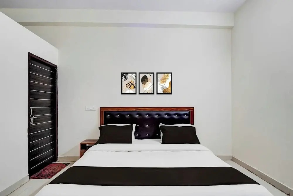 Hotel Heaven Peacock, Noida