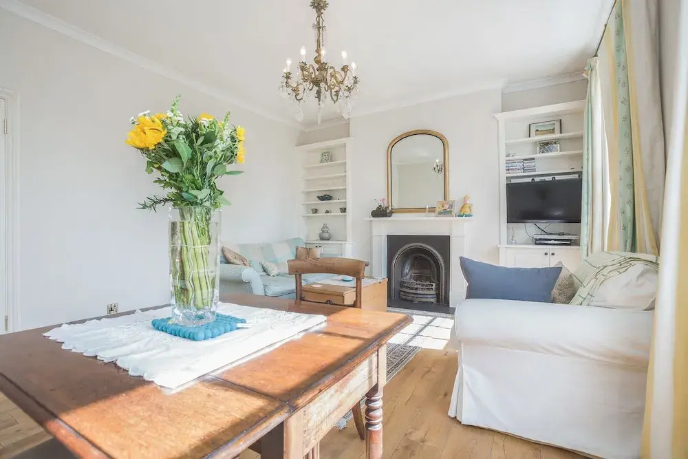 Vintage Regents Park Apartment