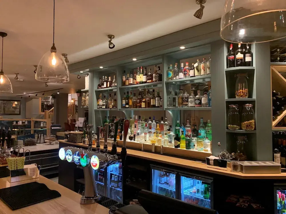 The Potters Heron - A Heartwood Inn