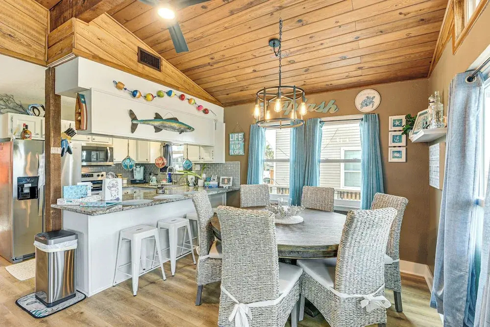 Fish, Crab, Unwind! Canal-front Gem in Galveston