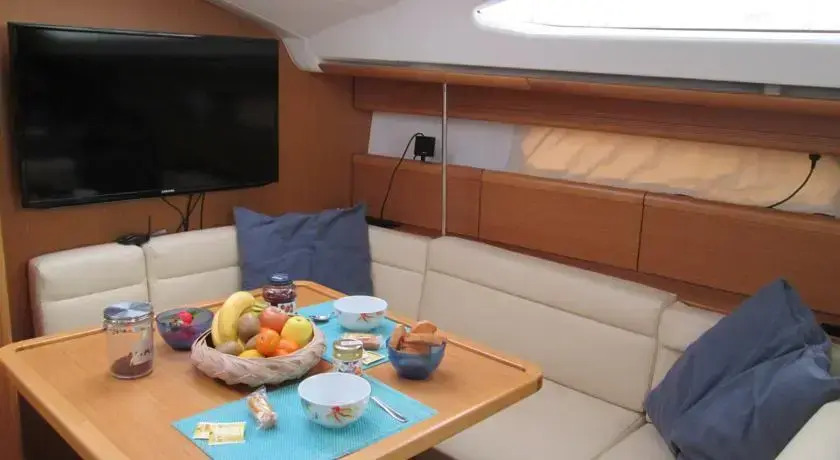 Boat & Breakfast