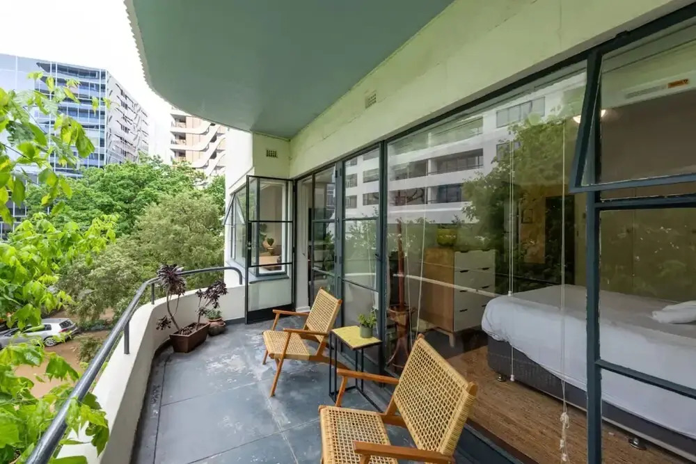 Mid-century 1 Bedroom Apartment on Albert Park With Parking
