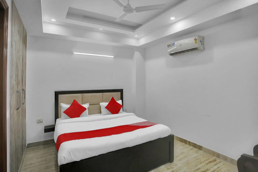 OYO 82100 Golden Residency