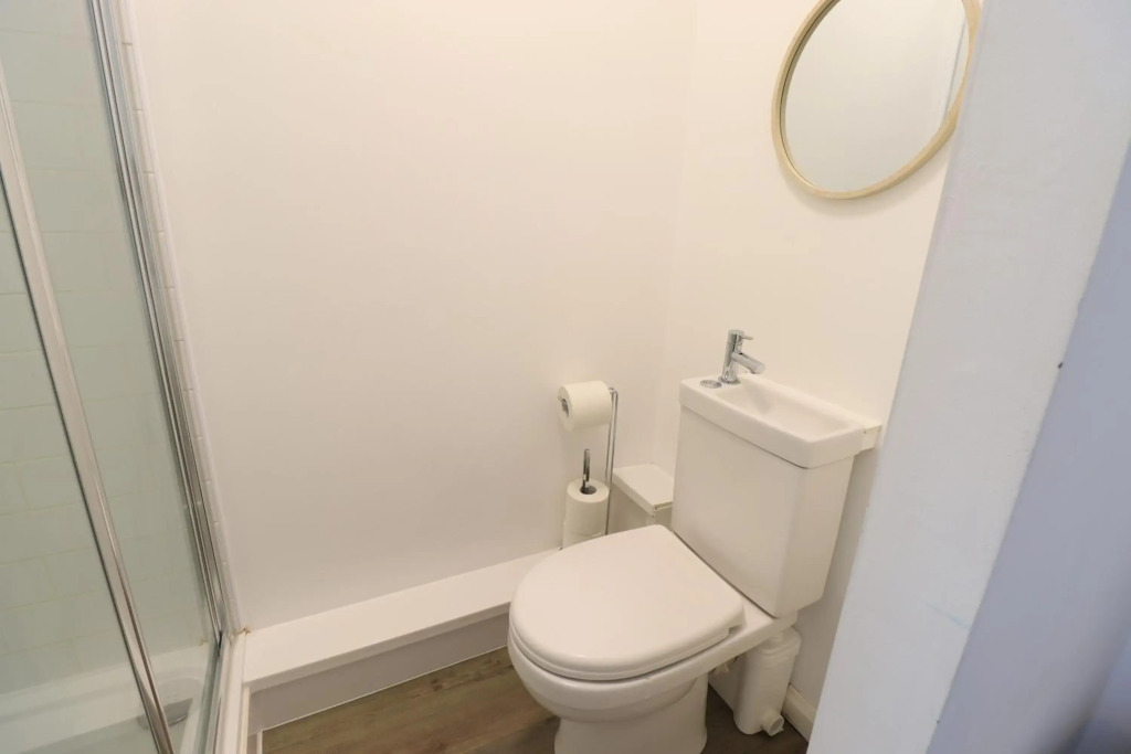 Detached Bungalow I Sleeps 7 I Driveway Parking I Excellent Location I Fast WiFi I Self-Check-In I By Yoko Property