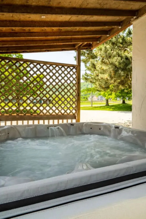 Spacious 8 bdrm Blue Mountain Cottage, Perfect for Large Groups, Private Beach, BBQ, Hot Tub, Sauna