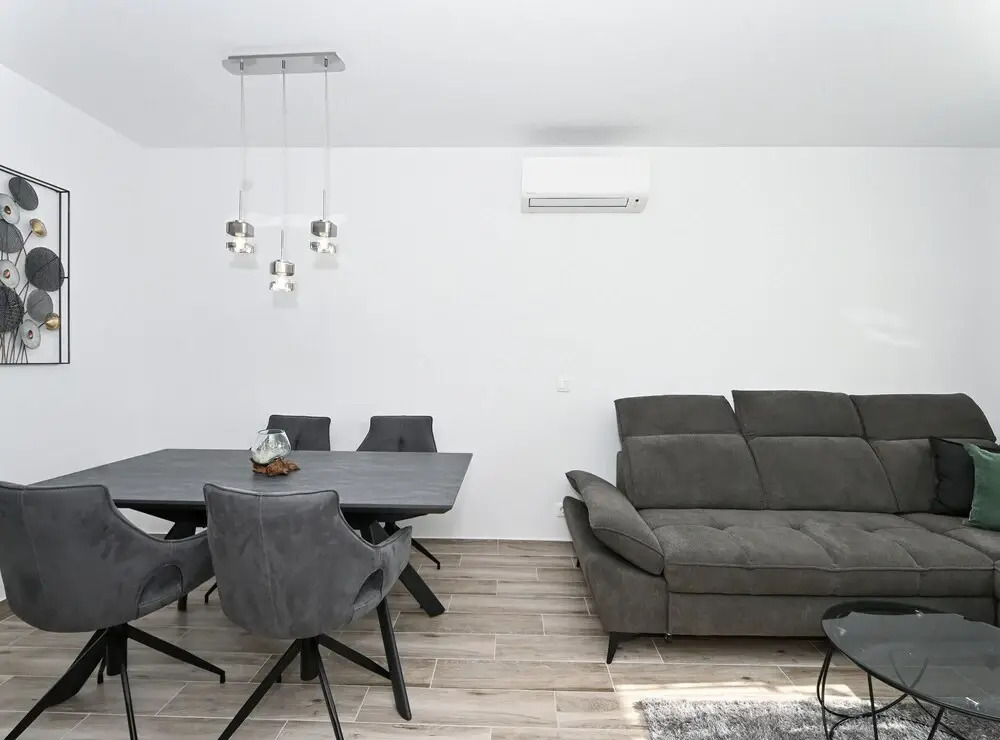 Stylish Kaštela Apartment With Modern Amenities and Free Parking