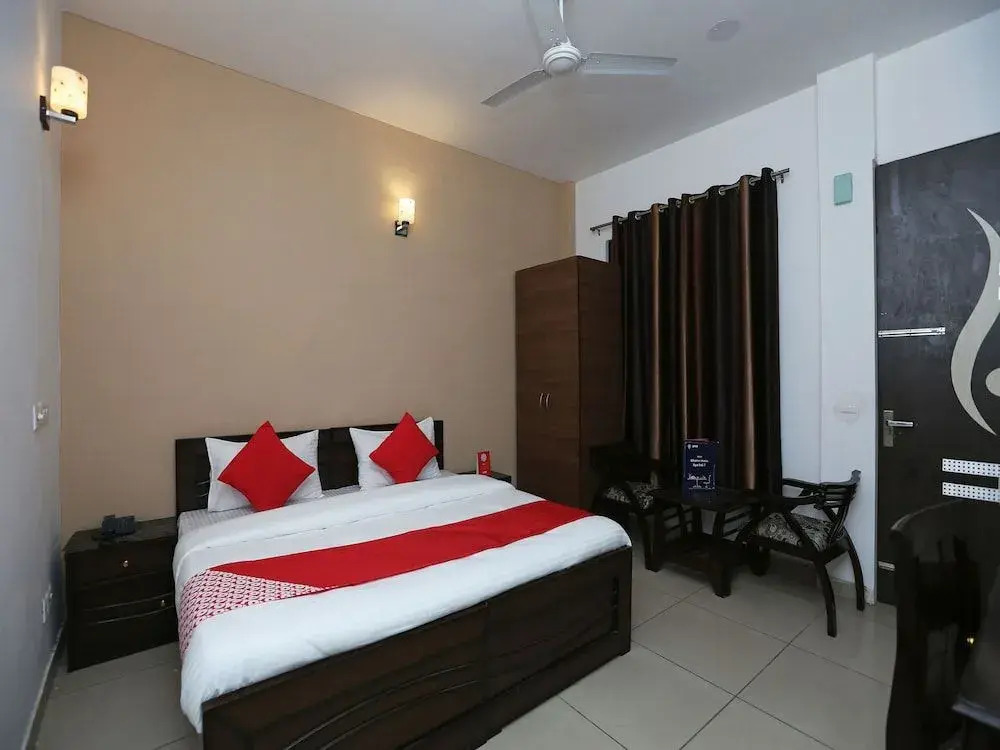 OYO 15674 Mahak Residency