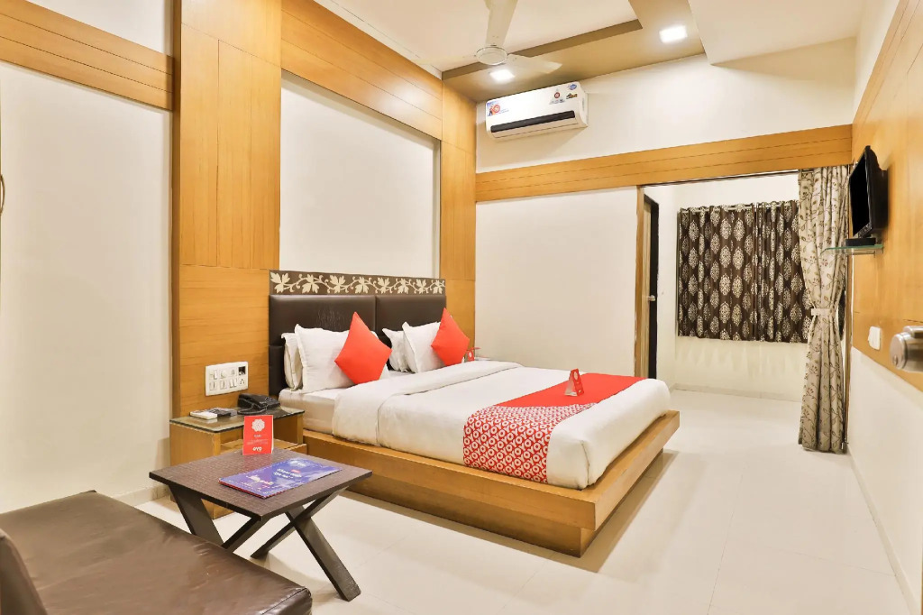 OYO Collection O 11610 Hotel Shreenath