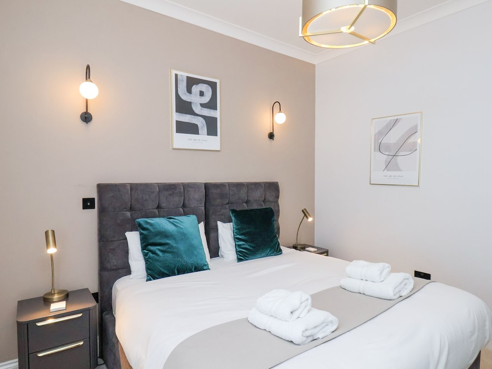 The Salisbury Sleeps 4 Classic Apartment