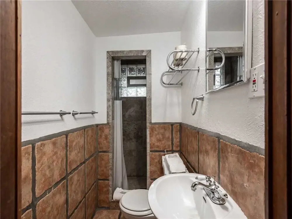 Bear Den, 3 Bedrooms, Front Porch, Midtown, Sleeps 7