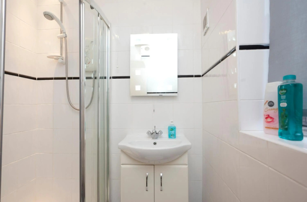 Snooozz - in the heart of Nottingham City Centre - in Victoria Centre Shopping Centre on Milton Street - Your own private Apartment next to the Hilton with full Kitchen and Television Lounge, plus Restaurants, Shops and Supermarket all onsite