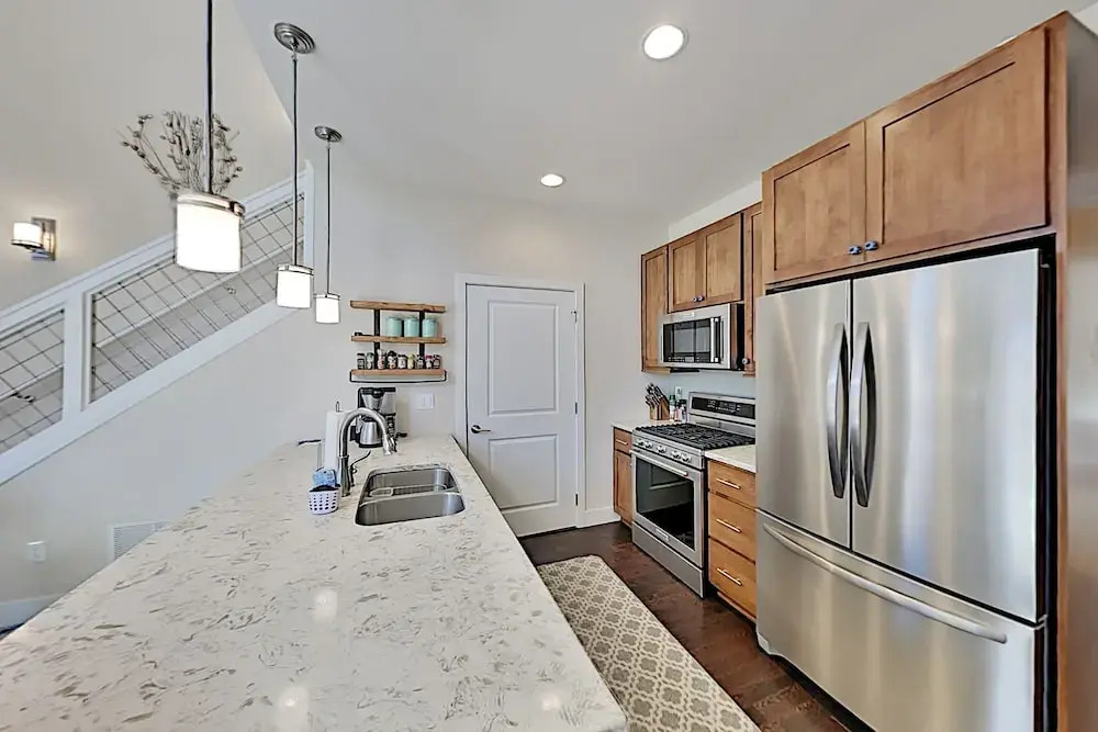 68jwdiq5 2 Bedroom Condo