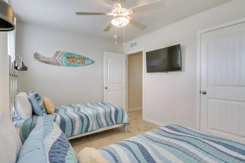 Shuttle to the Beach! Spacious Home in Millville