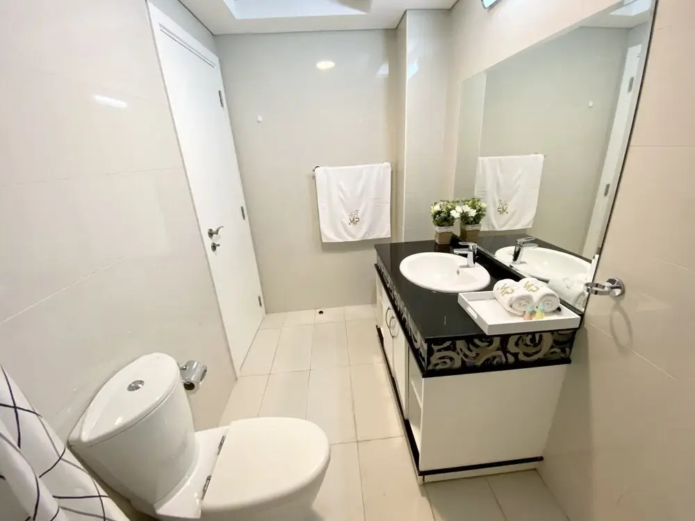 Luxe Apt with Panoramic Views and Terrace
