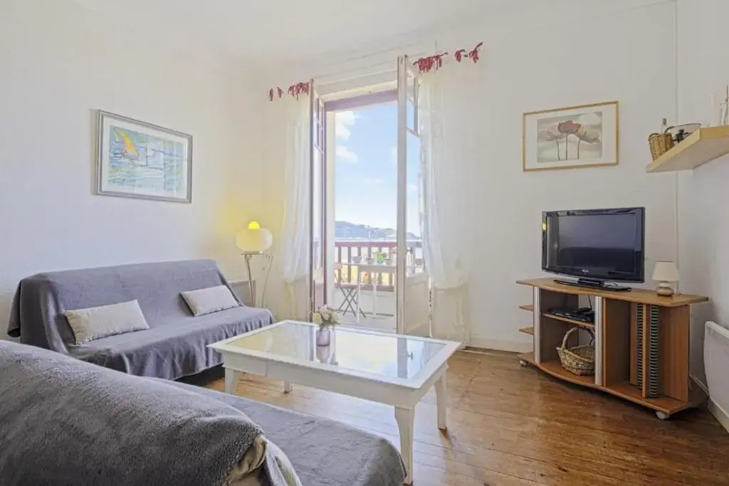 Nice quiet 3 1br with balcony and view on the beach of Hendaye Welkeys