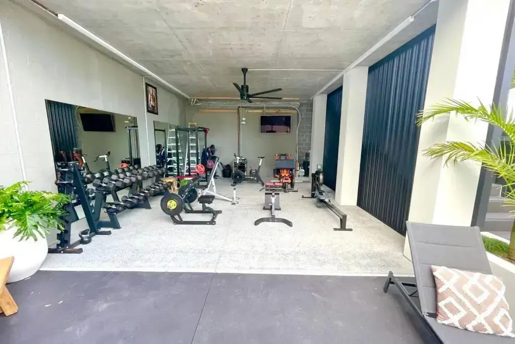 Quiet private getaway, private gym walk 2 beach