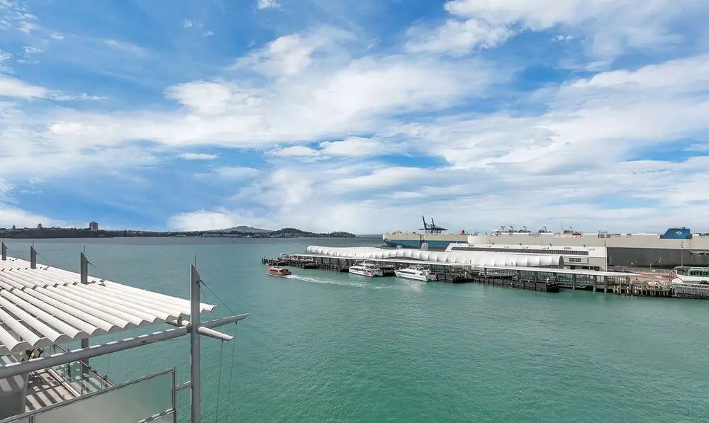 QV Spacious Waterfront with Carpark -962