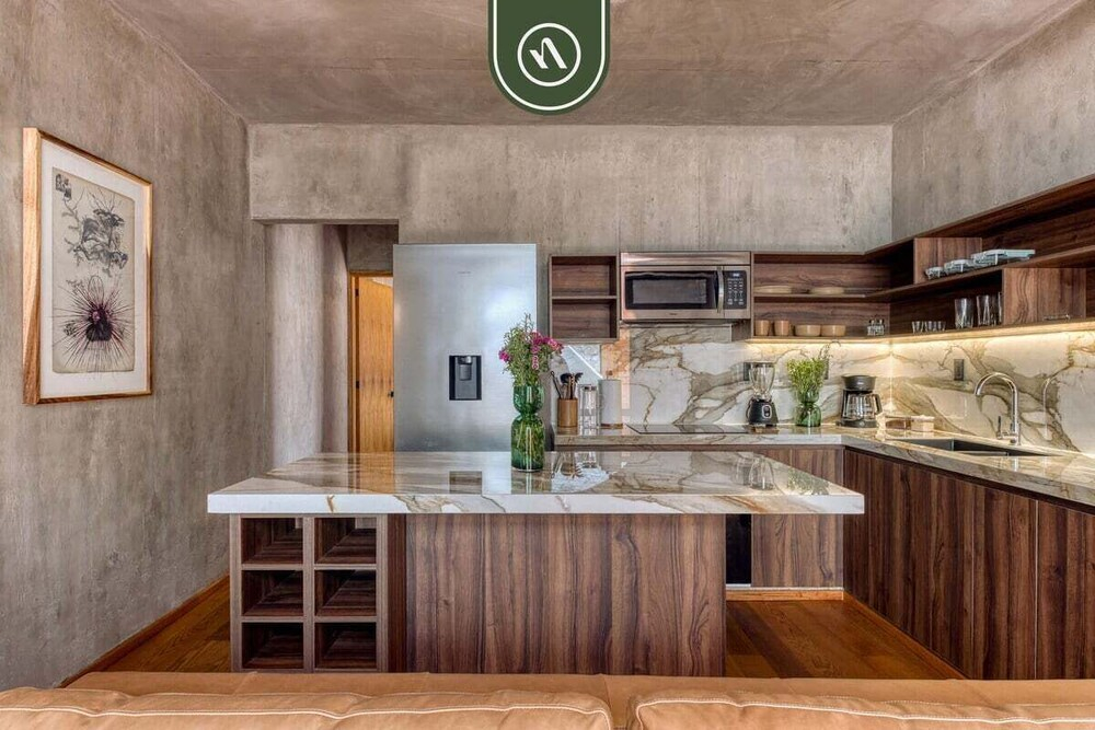 Luxury 2 BR Condo in Downtown - AC - Peaceful