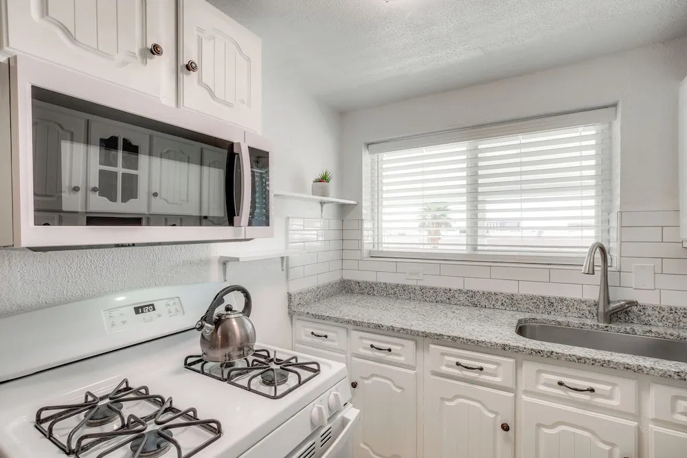 El Paso Home ~ 2 Mi to University Medical Center!