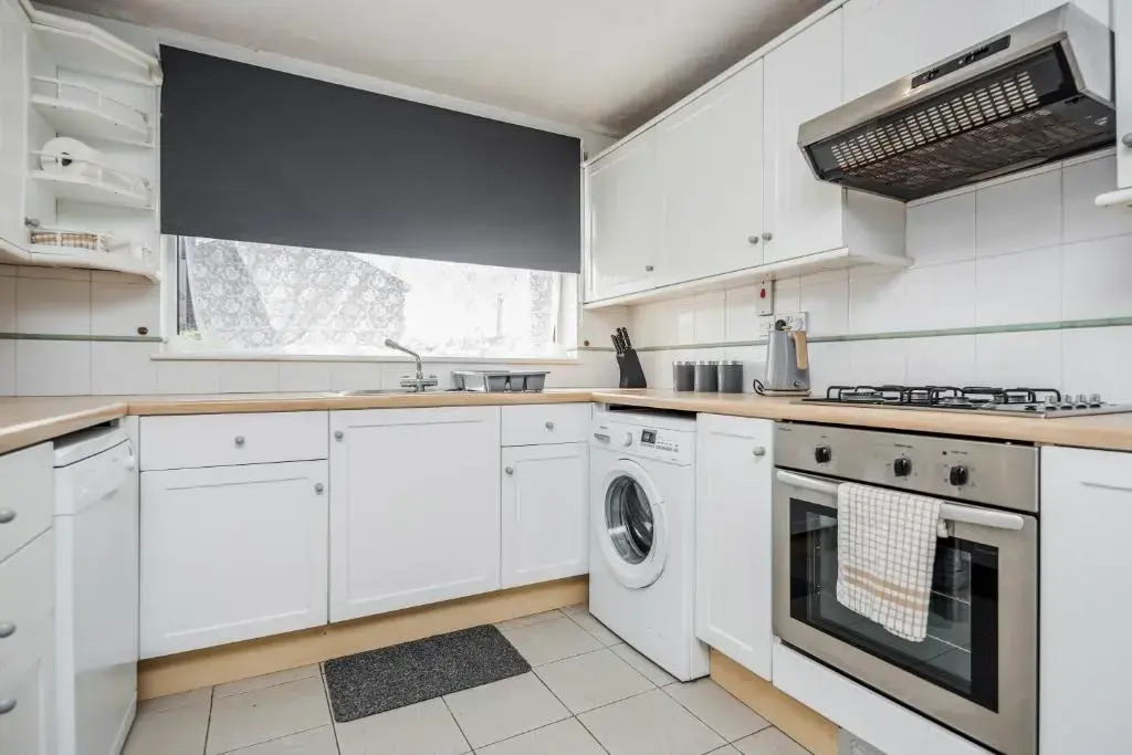 TMS Spacious 3-bed House! Tilbury! Free Parking!