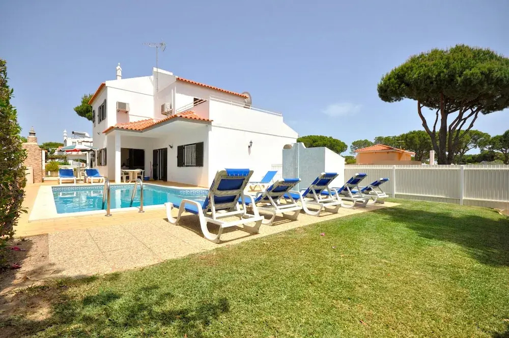 Spacious 4 Bedroom Villa Located in its own Grounds, With Private Pool and Bbq