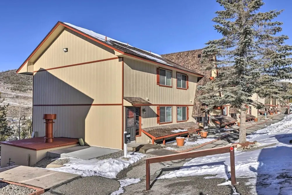 7 Mi to Keystone: Mtn-view Abode w/ Deck!