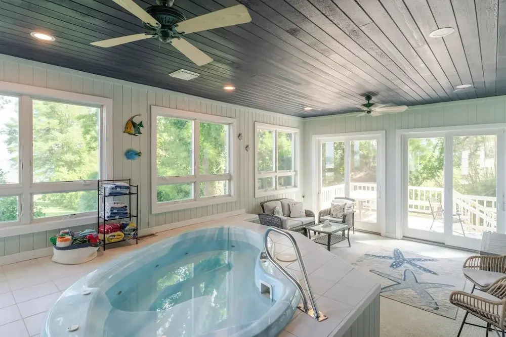 Hot Tub + Private Beach: Waterfront Urbanna Escape