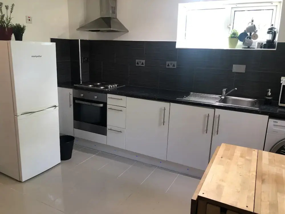 2 bedroom Apartment  Heathrow Airport