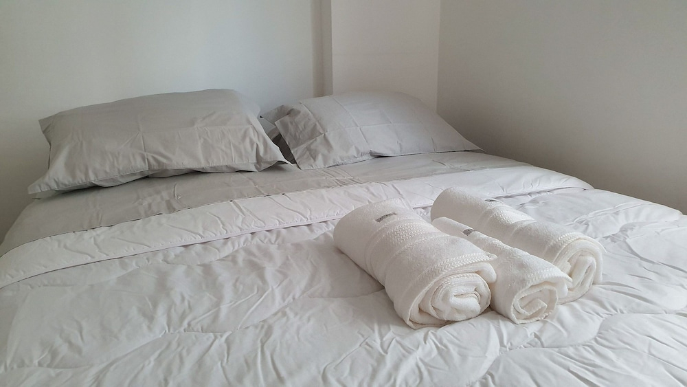 Apt 2 quartos com varanda próximo Praça Casa Forte o bairro mais agradável do Recife ARN901