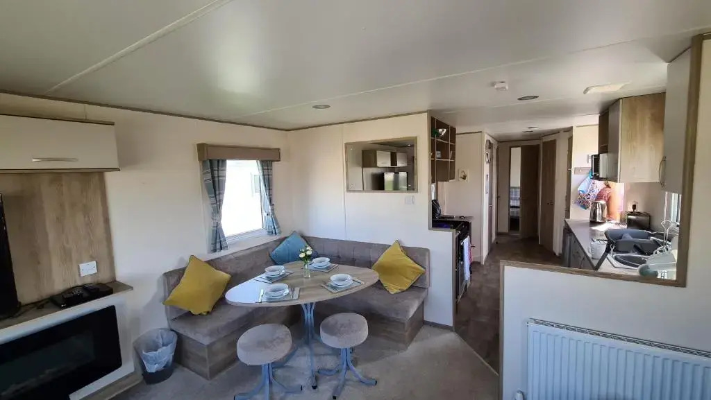 Luxury 8 berth Caravan with Hot Tub & Starlink at Tattershall Lakes