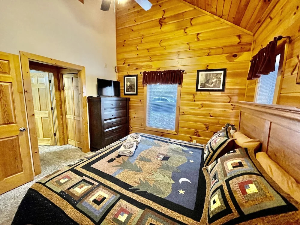 Picture Perfect 2 Bedroom Cabin by RedAwning