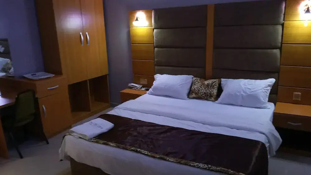 De-Bliss Gold Hotel & Suites