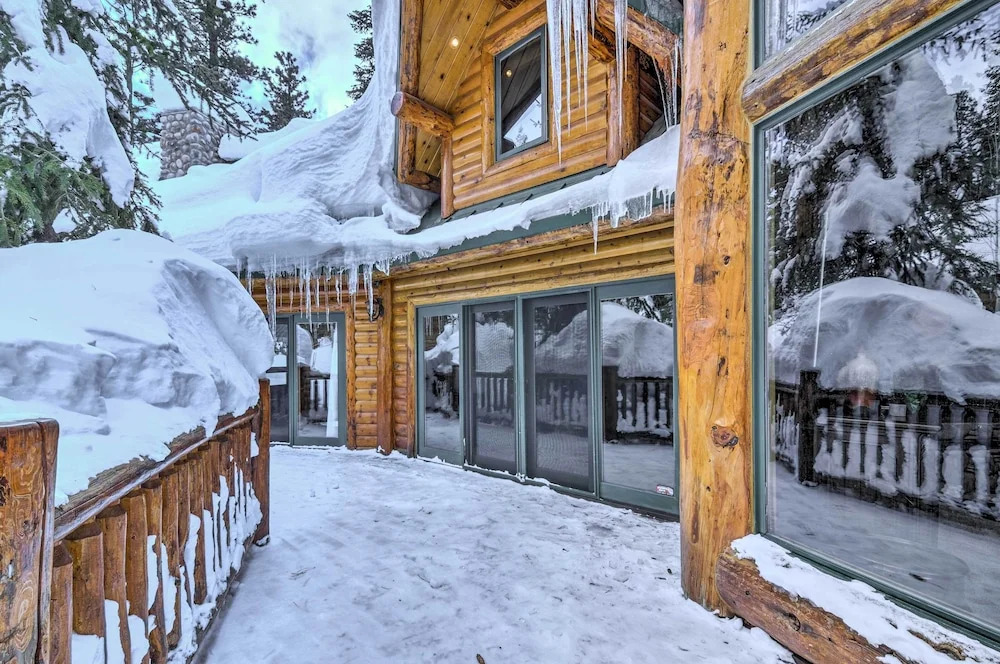 Delightful Duck Creek Village Cabin w/ Deck