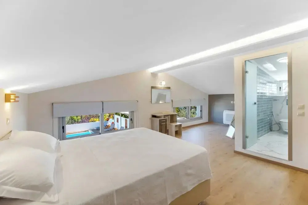 Luxury Villa- Sleeps 6 - Views Pool Hot Tub