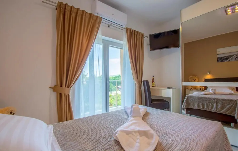 Nice home in Dubrava kod Sibenika w/ Outdoor swimming pool, WiFi and 5 Bedrooms