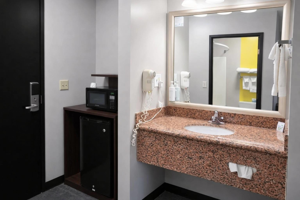 Super 8 by Wyndham Salina I-70