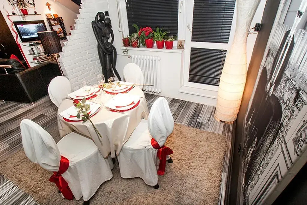 Apartment Black Red White