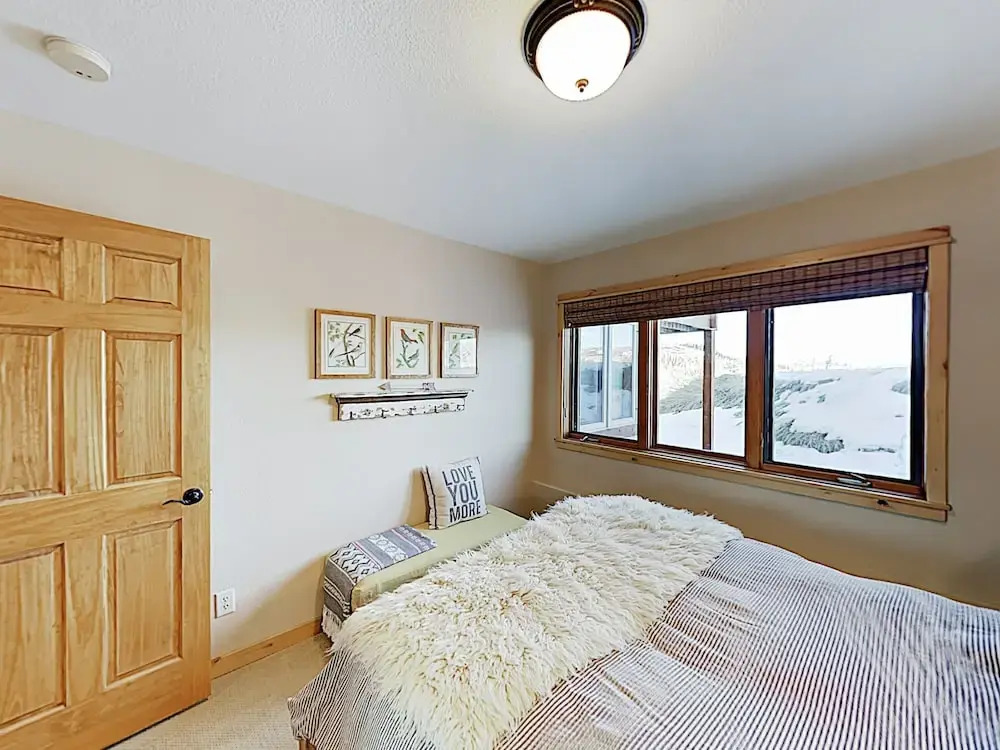 Choice Mountain-view New-build W/ Private Garage 3 Bedroom Home