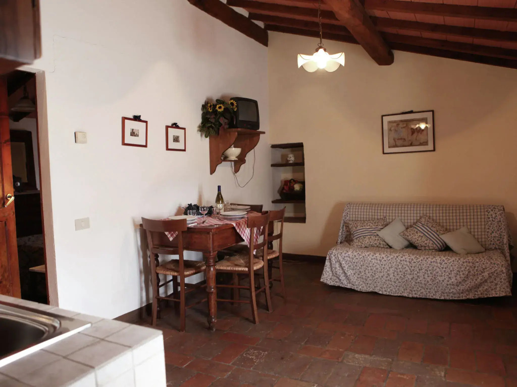 Apartment in a farmhouse with swimming pool