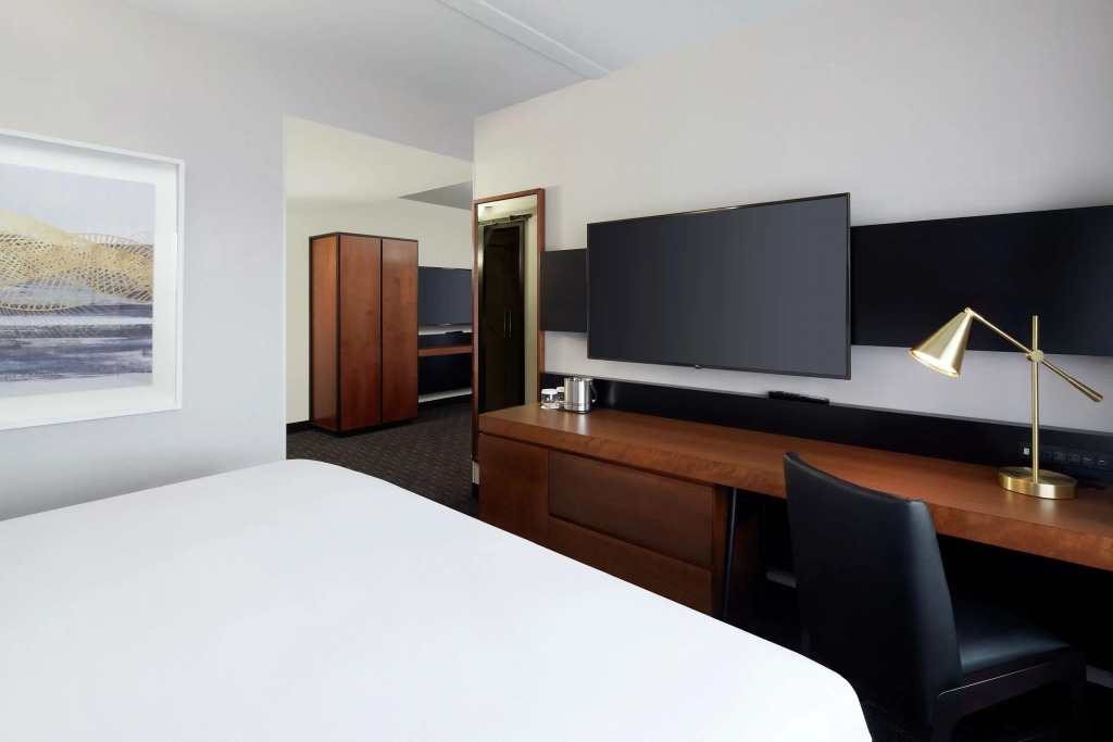 Doubletree By Hilton Montreal Airport