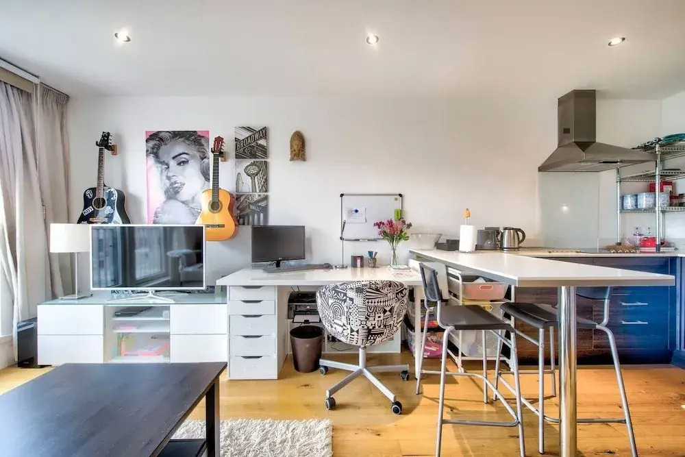 Bright, Modern 1 Bed in Melvin Walk
