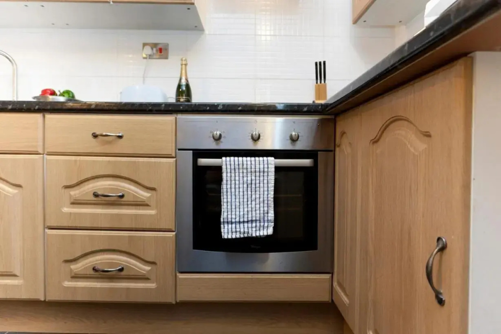 Snooozz - in the heart of Nottingham City Centre - in Victoria Centre Shopping Centre on Milton Street - Your own private Apartment next to the Hilton with full Kitchen and Television Lounge, plus Restaurants, Shops and Supermarket all onsite