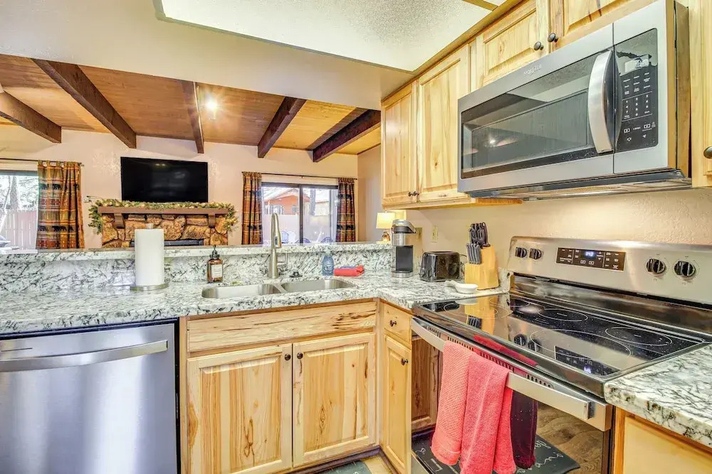 7 Mi to Rainbow Lake: Pinetop Condo w/ Patio!