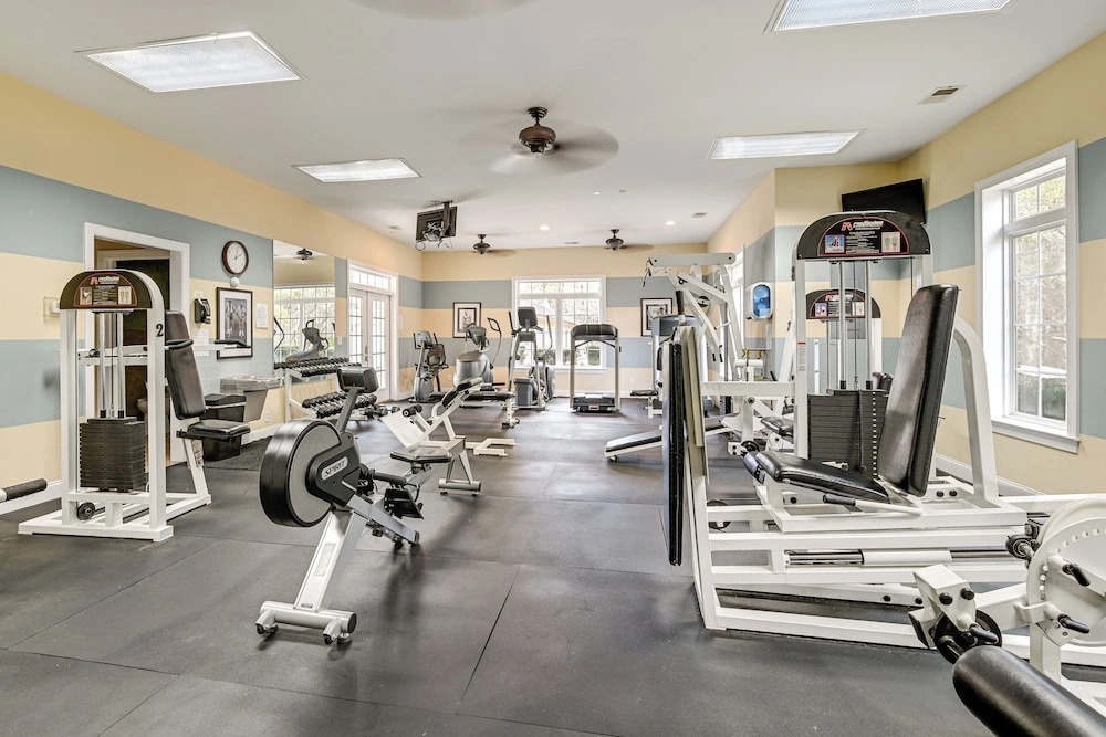 1 Mi to Beach! Sleek Golf & Pool Retreat